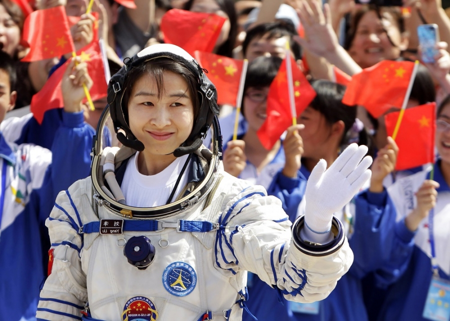 ליו יאנג, הסינית הראשונה שטסה לחלל, 2012. צילום: רוטירס
