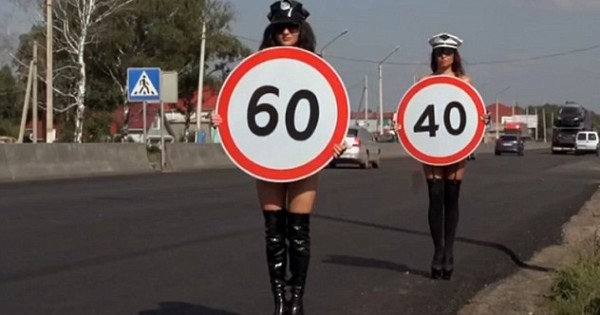 הקמפיין הרוסי שמפשיט נשים כדי למנוע תאונות דרכים