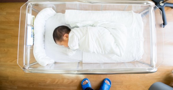 הפרדה בין יולדות: כשהשנאה והבורות מתחילים בחדר הלידה