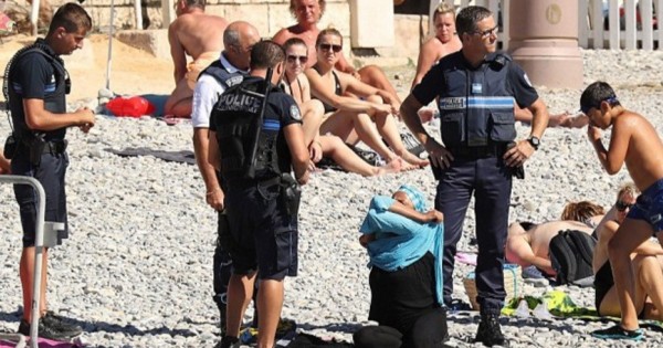 שוטרים אילצו אישה דתייה לפשוט את בגדיה הצנועים בחוף
