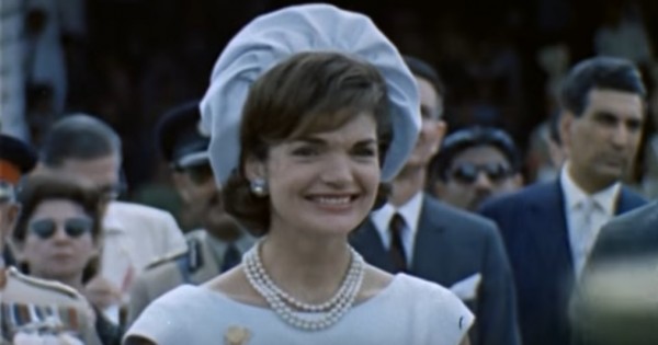 ג'קי קנדי: הערכים, האופנה והרומנים שמאחורי האישה הראשונה האייקונית