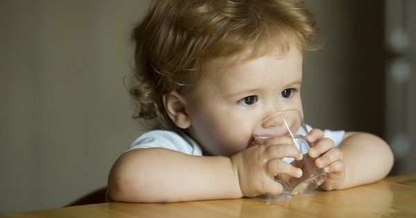 משאל רחוב: באיזה גיל תינוק צריך להתחיל לשתות מים?