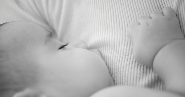 הטיפ השביעי: איך תדעי שהתינוק יונק כמות מספקת של חלב?
