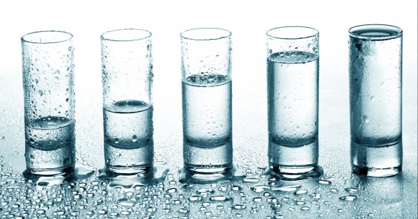 משאל רחוב: כמה מים באמת צריך לשתות במהלך ההיריון?