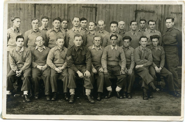חפרים ארצישראליים במחנה שבויים נאצי בגרמניה עם מנהיגם יוסף אלמוגי, במרכז התמונה