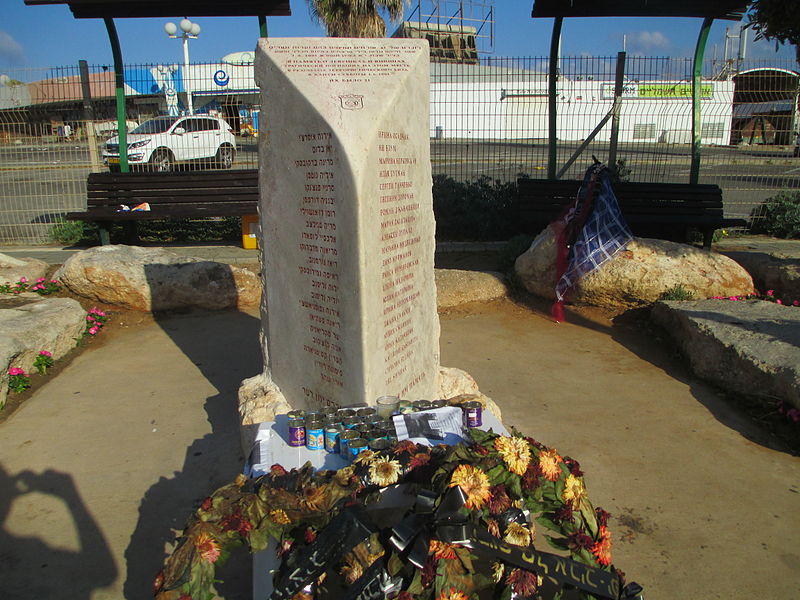 אנדרטת הזיכרון למען הנרצחים בפיגוע בדולפינריום