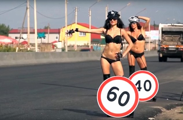נשים עירומות נגד תאונות דרכים ברוסיה