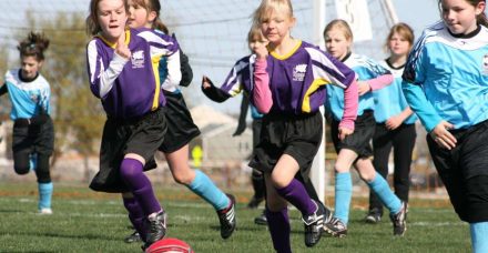 למה הבנות שלכן צריכות לשחק דווקא כדורגל?