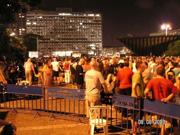 בכיכר התמוטטתי. העצרת בכיכר רבין לאחר הרצח. צילום: ויקיפדיה