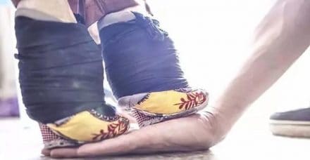 סין: השורדות האחרונות עם כפות רגליים קשורות מדברות