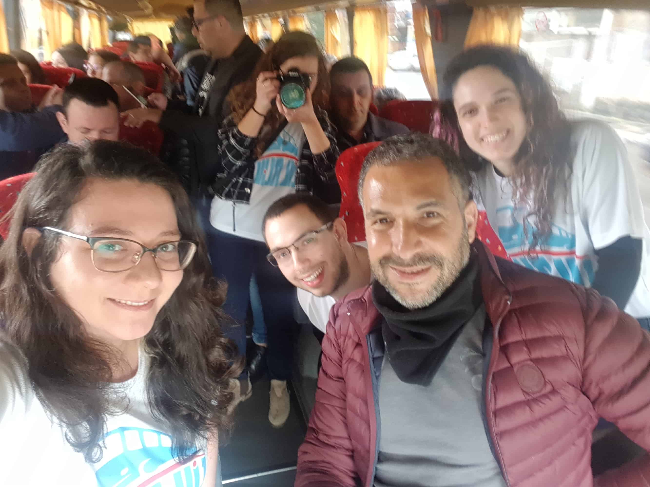 עם ראש עיריית טבריה, רון קובי, בנסיעה הראשונה. צילום באדיבות "נוע תנוע"