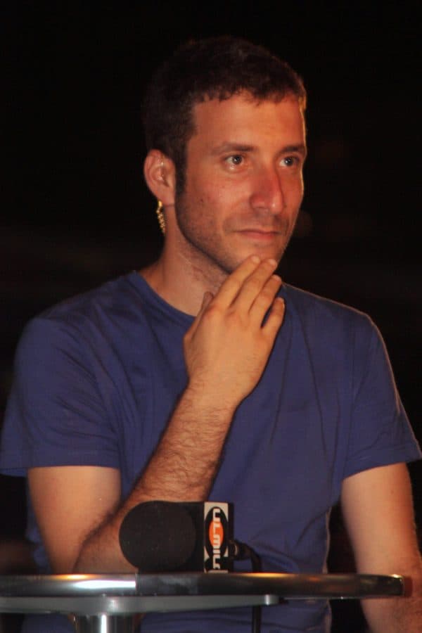 והוא. איציק שמולי, העבודה. צילום מתוך ויקיפדיה