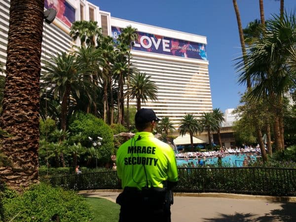 אבטחה מחוץ למלון "מיראז
