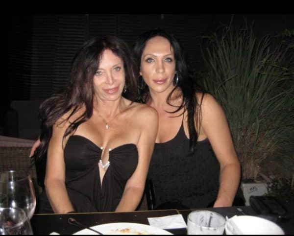 אפרת טילמה (משמאל) וחברתה ויקה ז"ל. "החיים היו קשים מדי לנפשה העדינה"