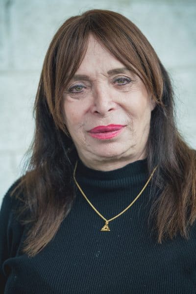 אפרת טילמה עונדת את תליון החירות. צילום: אילן ספירא