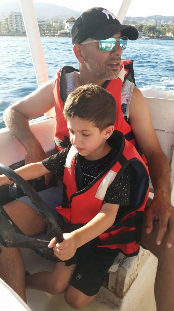 אגם עם אבא נועם. צילום ביתי