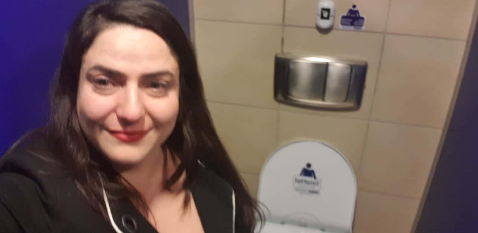 ח"כ מיכל בירן בשירותים של הכנסת אחרי שגילתה שהיא בהיריון. צילום עצמי