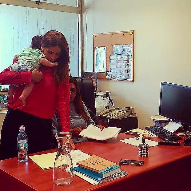 ח"כ מירב בן-ארי עם אריאל הקטנה בכנסת. צילום באדיבות הלשכה