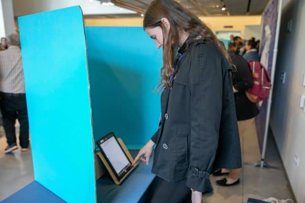 סטודנטית מצביעה בסקר. צילום: אלי דסה, אגודת הסטודנטים הבינתחומי הרצליה