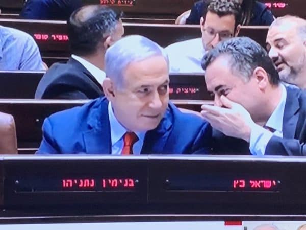 נתניהו מצביע בעד פיזור הכנסת. צילום מסך קשת 12