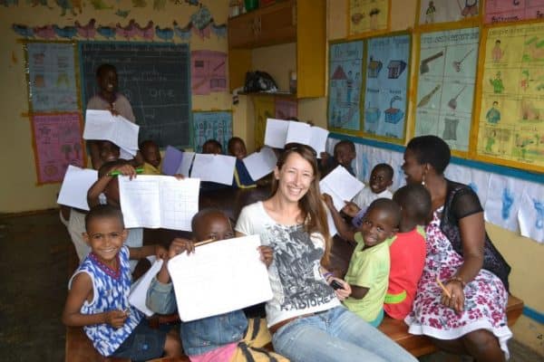 אלינה עם הילדים בעמותת אור קטן באוגנדה. צילום באדיבות אלינה