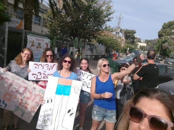 ההפגנה בבית ספר אהוד בחיפה. צילום באדיבות מיכל אלבז