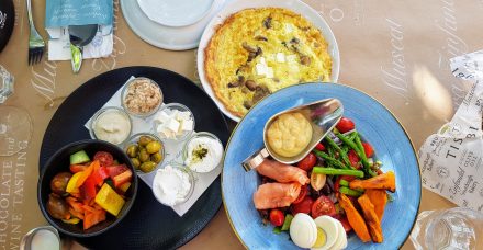 חוצלארץ מתחת לאף: 24 שעות בזכרון יעקב