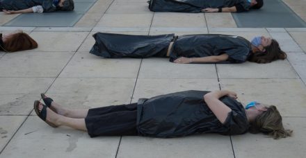 מיצג הגופות: 'התכנית הכלכלית הזו היא הדרך הבטוחה למותה של הכלכלה הישראלית'