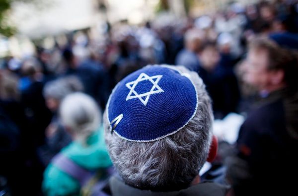 יהודי חובש כיפה במהלך הפגנה נגד אנטישמיות בברלין, 25 באפרילת 2018 (קרסאן קואל/Getty Images)