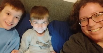 לגדל שני ילדים על הרצף האוטיסטי בזמן קורונה