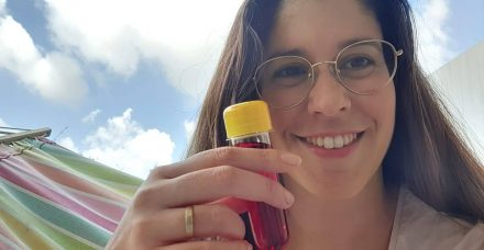 "המעבדה של אמא": המדענית שהפכה למודל חיקוי לילדות בתקופת הקורונה