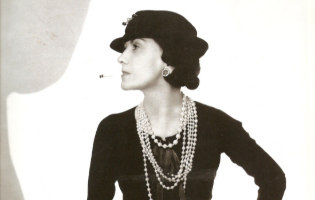 הברבור השחור של עולם האופנה: יובל למותה של קוקו שאנל