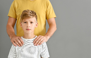 "אבות, הגיע הזמן שנתערב ונגדל את הבנים שלנו להיות גברים ערכיים ומוסריים"