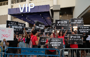 הפגנה מול המופע של אייל גולן: '23 גברים לא שילמו את המחיר'